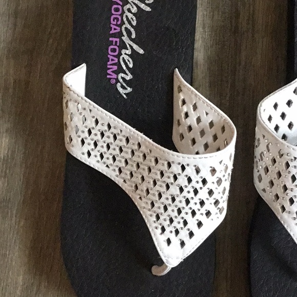 Skechers Yoga Foam sandals white flip flops size 9 - Picture 3 of 7